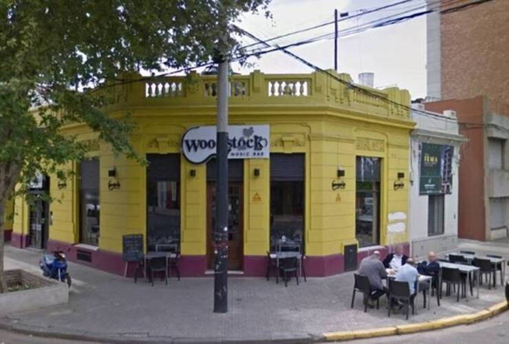 Para fomentar el diálogo. Este es el bar que adoptó la curiosa propuesta. Crédito: Google Street View.