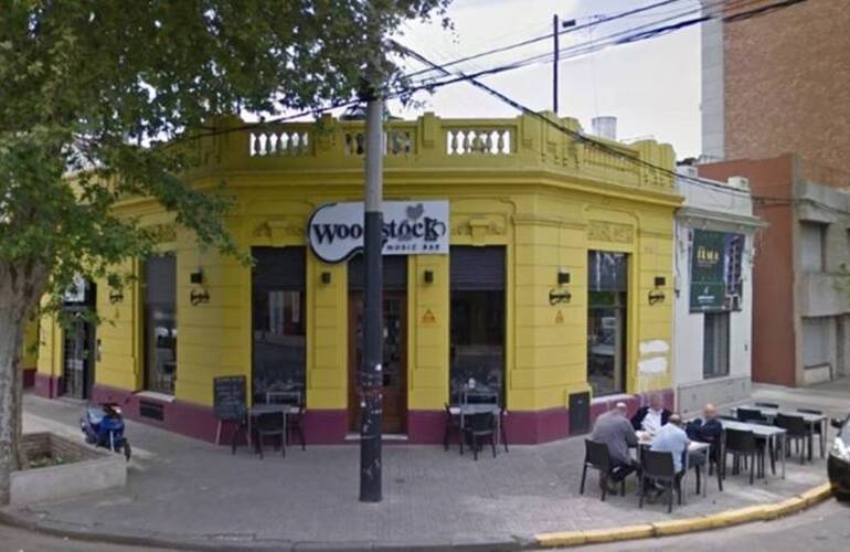 Para fomentar el diálogo. Este es el bar que adoptó la curiosa propuesta. Crédito: Google Street View.