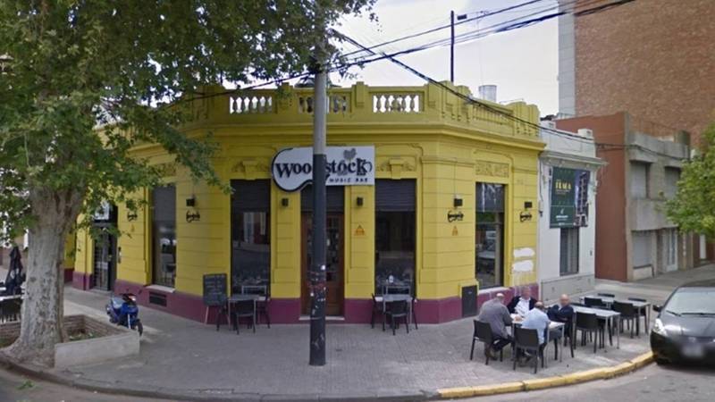 Para fomentar el diálogo. Este es el bar que adoptó la curiosa propuesta. Crédito: Google Street View.