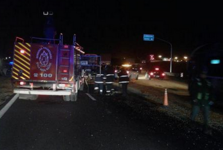 Los bomberos trabajaban junto a Gendarmería y policías. Crédito: @emergenciasAR