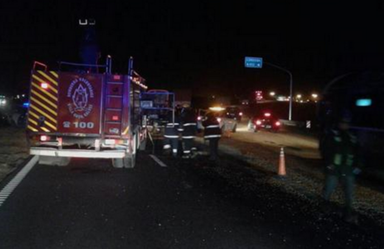 Los bomberos trabajaban junto a Gendarmería y policías. Crédito: @emergenciasAR