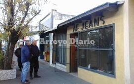 Con la policía. El titular del negocio junto a agentes policiales en la puerta del local