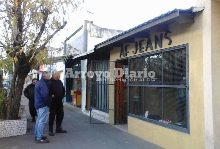 Con la policía. El titular del negocio junto a agentes policiales en la puerta del local