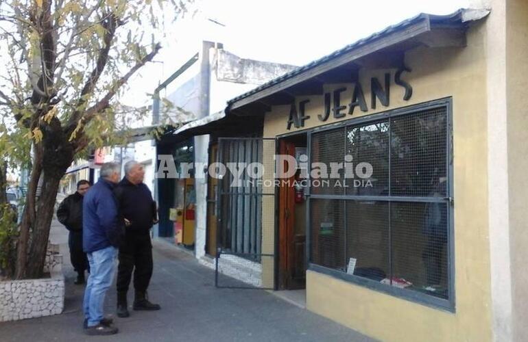 Con la policía. El titular del negocio junto a agentes policiales en la puerta del local