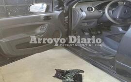 Con la culata del arma. Uno de los delincuentes le rompió el cristal del lado del conductor de forma violenta
