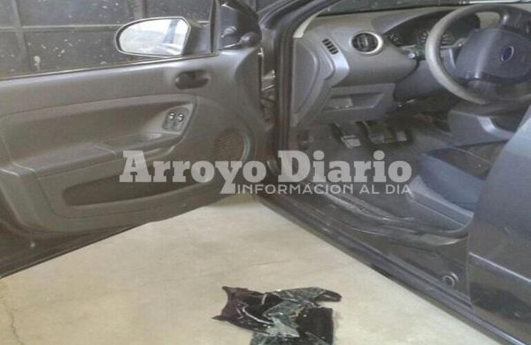 Con la culata del arma. Uno de los delincuentes le rompi&oacute; el cristal del lado del conductor de forma violenta