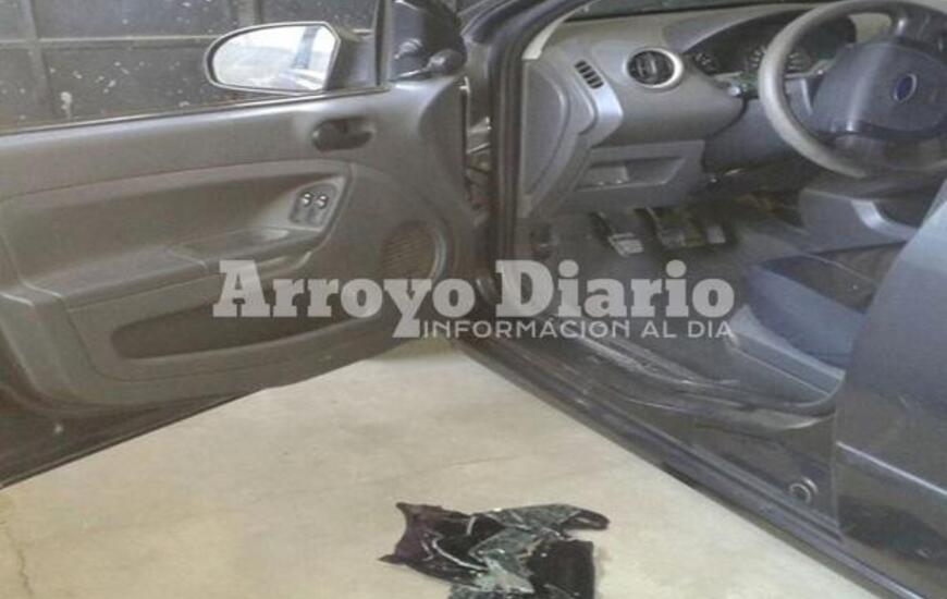 Con la culata del arma. Uno de los delincuentes le rompió el cristal del lado del conductor de forma violenta