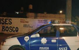 Dormido. La foto fue tomada por un vecino que casualmente pasó por Humberto Primo y Moreno