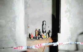 La imagen. El santuario donde anoche dejaron el cadáver acribillado. Crédito: M: Bustamante. La Capital