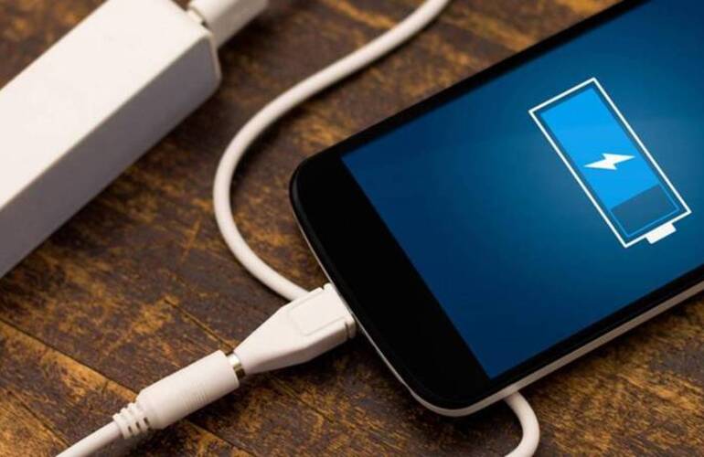 Cargando. Mitos sobre diferentes maneras de cargar el celular. Foto: Imagen llustrativa