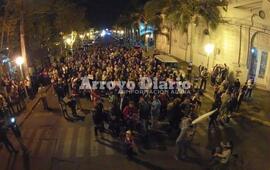 Desde arriba. La manifestación frente a la municipalidad. Crédito: BeDron