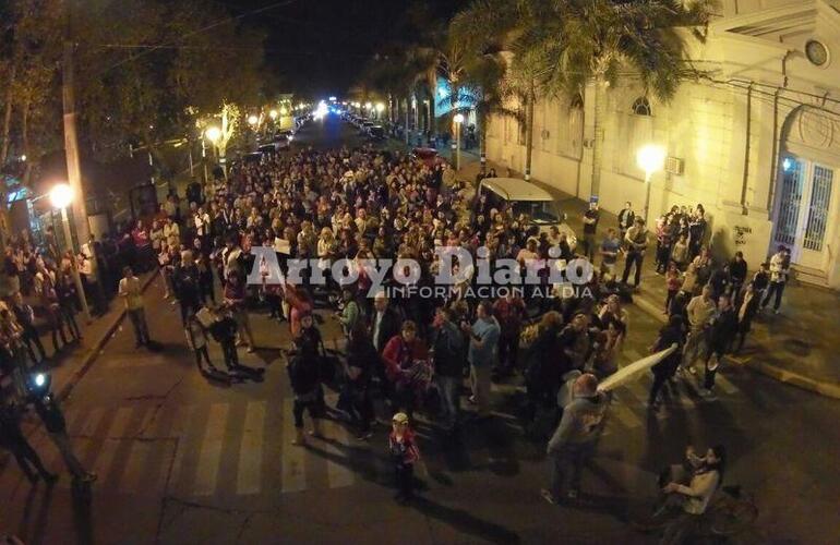 Desde arriba. La manifestación frente a la municipalidad. Crédito: BeDron