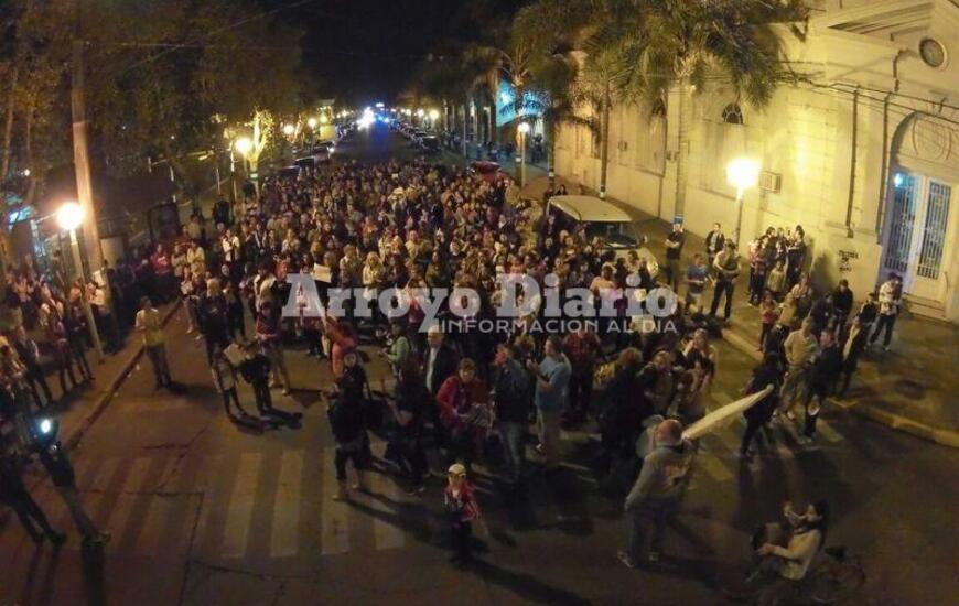Desde arriba. La manifestación frente a la municipalidad. Crédito: BeDron