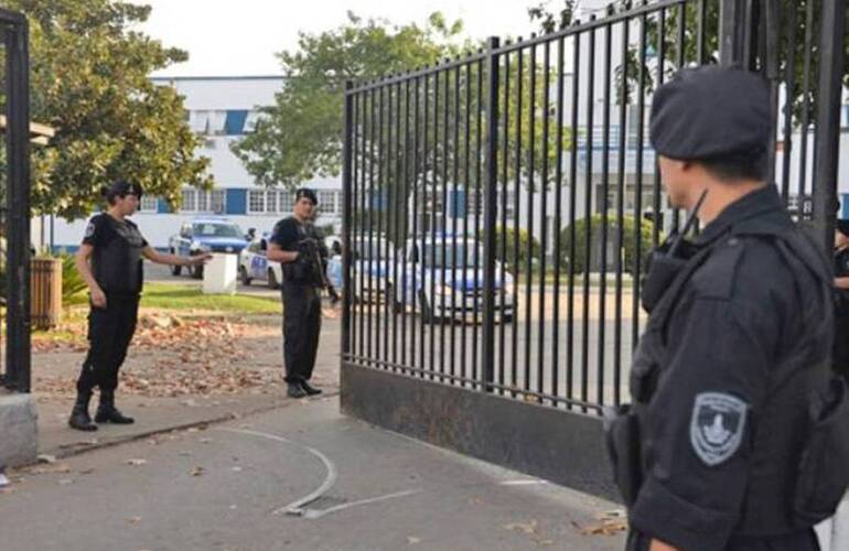 En jefatura. La entrada de Lagos 5250. Allí Asuntos Internos allanó la sede de la PAT el viernes a la noche. Crédito: La Capital En jefatura. La entrada de Lagos 5250. Allí Asuntos Internos allanó la sede de la PAT el viernes a la noche. Crédito: La Capital