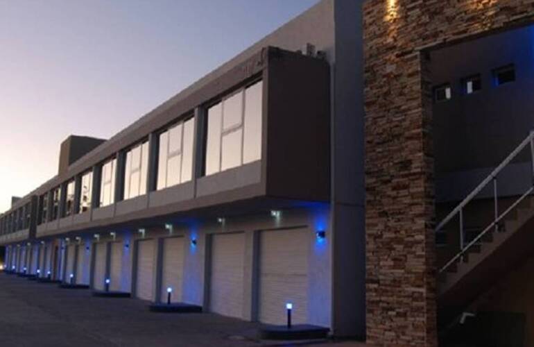 En la hu&iacute;da. Se fueron sin pagar pero chocaron con otro auto a pocos metros del lugar