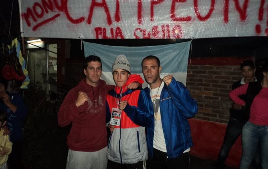 Alegría. El joven fue recibido con un gran festejo del que participaron familiares, amigos y allegados. Crédito: Arroyo Deportivo