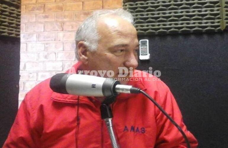 En la radio. El Dr. José Luis Murina este martes en los estudios de Radio Extremo 106.9