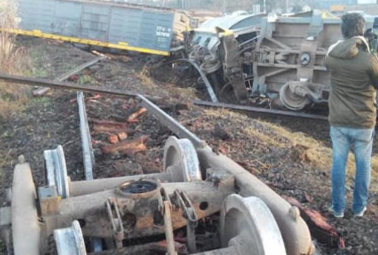 El lugar. La carga del tren quedó desparramada a la vera de la ruta. Foto: S.Meccia