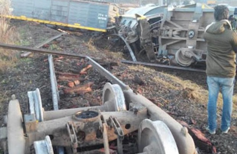 El lugar. La carga del tren quedó desparramada a la vera de la ruta. Foto: S.Meccia