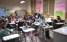 Gran convocatoria. La asamblea se realizó anoche en las instalaciones de la Escuela Fiscal Nº 73. Crédito: Maximiliano Pascual