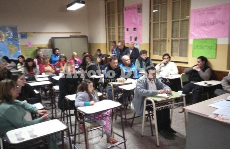 Gran convocatoria. La asamblea se realizó anoche en las instalaciones de la Escuela Fiscal Nº 73. Crédito: Maximiliano Pascual Gran convocatoria. La asamblea se realizó anoche en las instalaciones de la Escuela Fiscal Nº 73. Crédito: Maximiliano Pascual