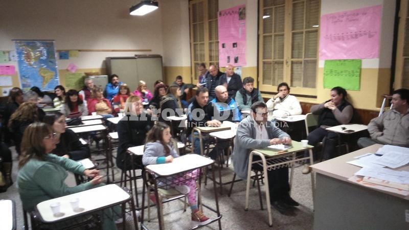 Gran convocatoria. La asamblea se realizó anoche en las instalaciones de la Escuela Fiscal Nº 73. Crédito: Maximiliano Pascual