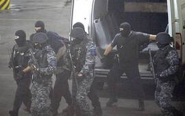 Así llegaba. Ariel Máximo Cantero llegó a Tribunales bajo un severo control policial.