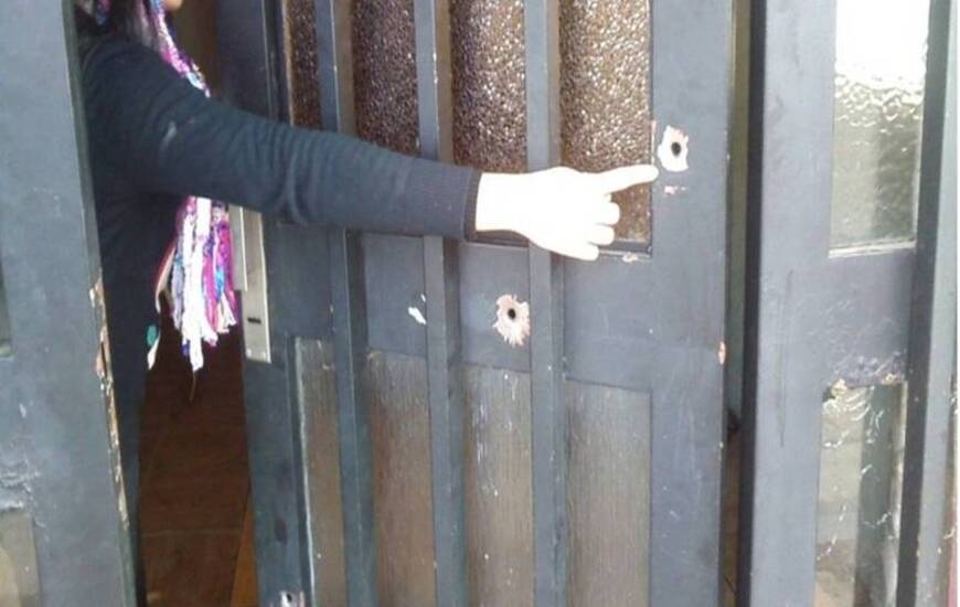 Los impactos. Así quedó la puerta de la casa. Crédito foto: Rubén Lescano