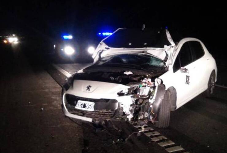 Siniestro. El Peugeot 308 embistió al joven cordobés en plena autopista.