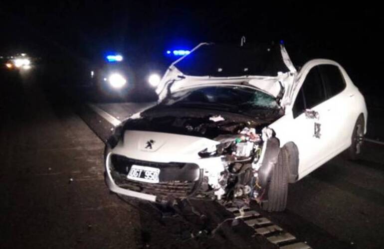 Siniestro. El Peugeot 308 embistió al joven cordobés en plena autopista.