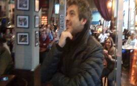 Hincha de la selección de lujo en el tradicional bar del centro rosarino