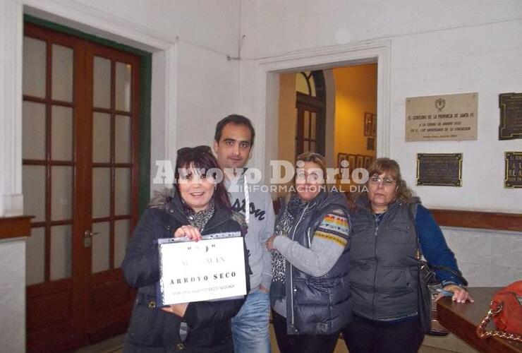 En el Palacio Municipal. Los vecinos de "Por una Arroyo Seco Segura" minutos antes de la reunión