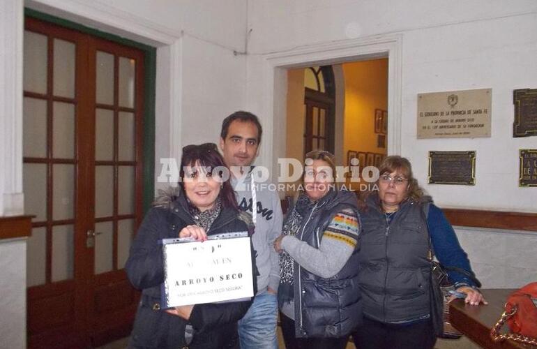 En el Palacio Municipal. Los vecinos de "Por una Arroyo Seco Segura" minutos antes de la reunión