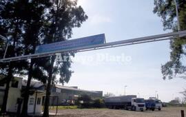 Sobre Ruta 21. La playa está ubicada sobre ruta, saliendo de Fighiera hacia la localidad de Pavón