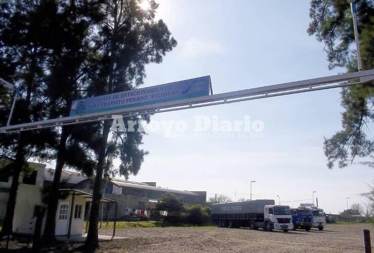 Sobre Ruta 21. La playa está ubicada sobre ruta, saliendo de Fighiera hacia la localidad de Pavón