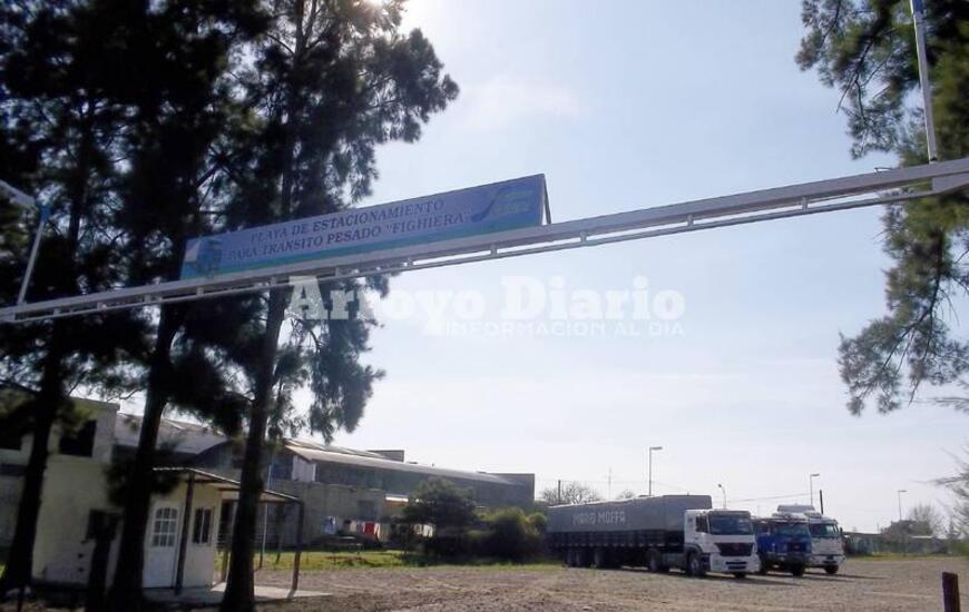 Sobre Ruta 21. La playa está ubicada sobre ruta, saliendo de Fighiera hacia la localidad de Pavón