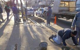 Reparación. Los municipales trabajaban este lunes sobre calle 9 de julio, frente a la comisaría