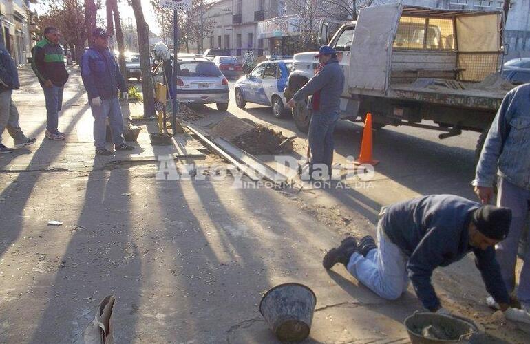 Reparación. Los municipales trabajaban este lunes sobre calle 9 de julio, frente a la comisaría