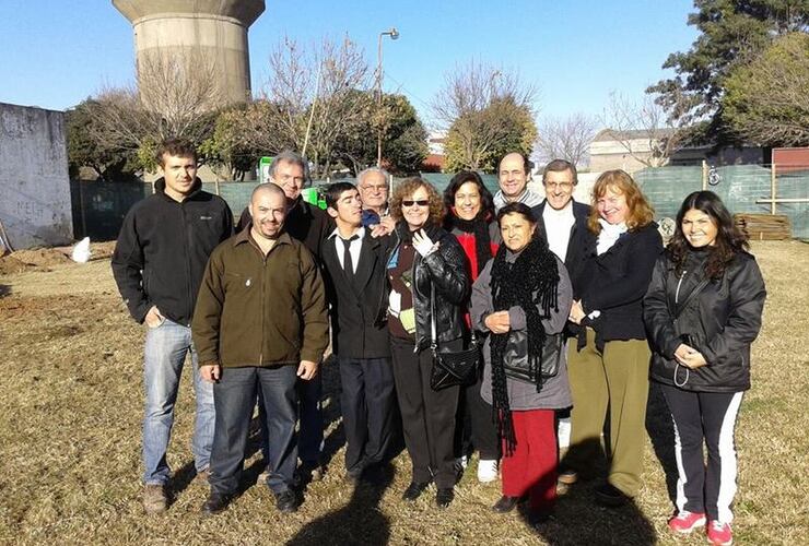 En el complejo. Simoncini junto a la familia tiburona. Foto gentileza: Sergio Kuszlak