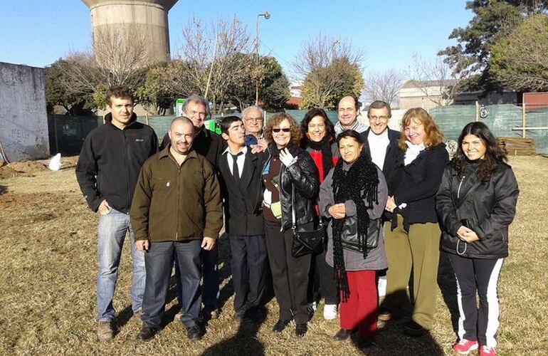 En el complejo. Simoncini junto a la familia tiburona. Foto gentileza: Sergio Kuszlak