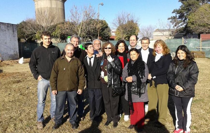 En el complejo. Simoncini junto a la familia tiburona. Foto gentileza: Sergio Kuszlak