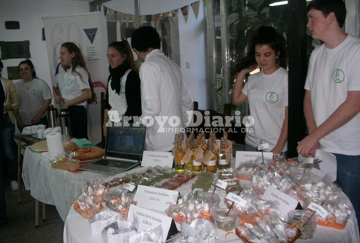 Trabajo en equipo. Los chicos en plena presentaci&oacute;n este martes por la ma&ntilde;ana en la EESO N&ordm; 415
