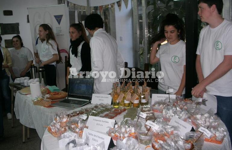 Trabajo en equipo. Los chicos en plena presentación este martes por la mañana en la EESO Nº 415