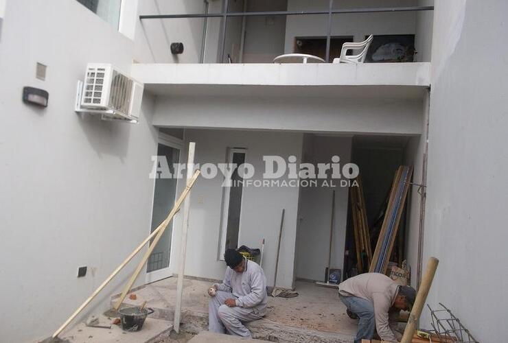 A pleno. Los obreros trabajando este martes en AMAS