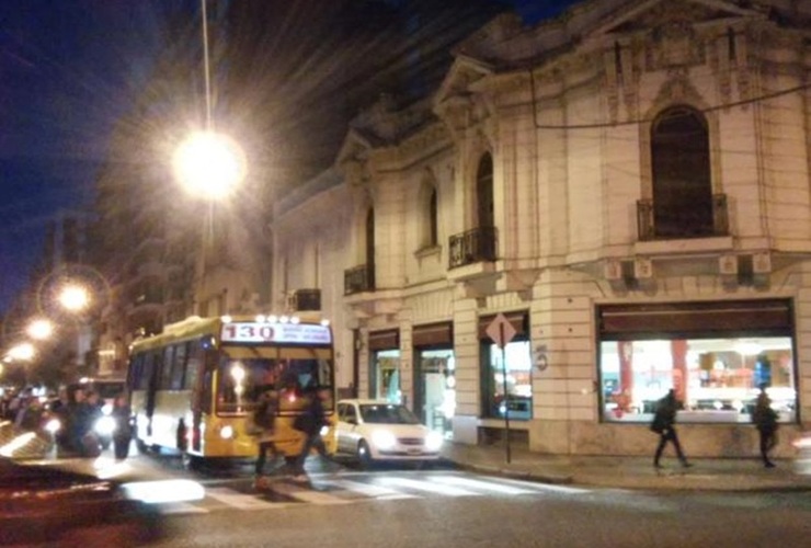 Santa Fe e Italia, la céntrica esquina donde produjo el asalto tipo "salidera bancaria". Foto: Sebastián S. Meccia