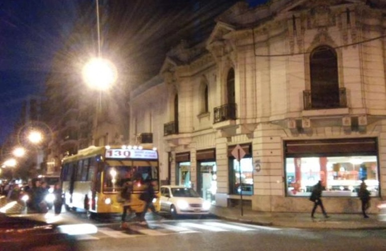 Santa Fe e Italia, la céntrica esquina donde produjo el asalto tipo "salidera bancaria". Foto: Sebastián S. Meccia