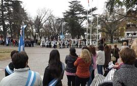 En la Plaza. Este fue el escenario más propicio y elegido para el acto de este 9 de Julio