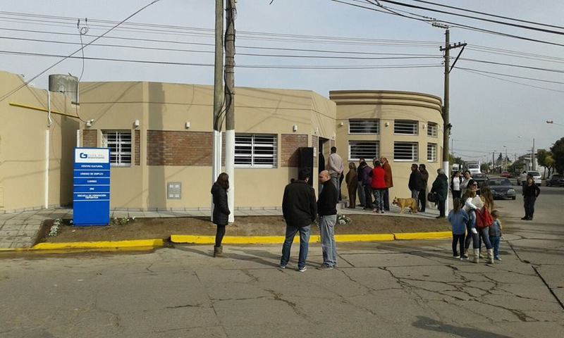 Jornada patria. Se aprovechó la fecha patria para dejar inaugurado el nuevo edificio. Crédito foto: Sara Cuello