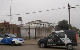 En la casa. Personal policial y de la PDI Rosario trabajaban este viernes en la casa de los damnificados con el robo