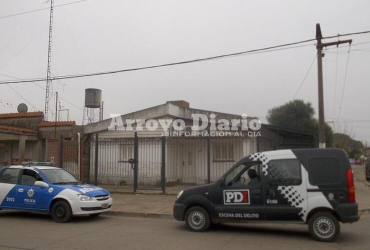 En la casa. Personal policial y de la PDI Rosario trabajaban este viernes en la casa de los damnificados con el robo